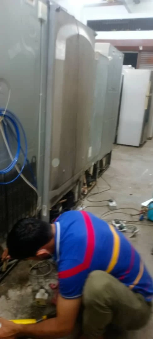 Fridge repair workshop